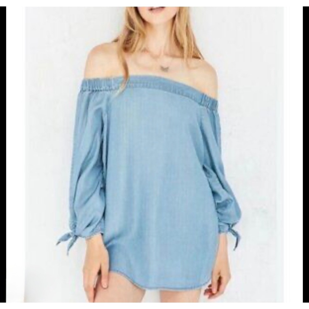 BDG‎ Top Chambray Size M Off The Shoulder Long Sleeve Shirt Light Wash Vacation